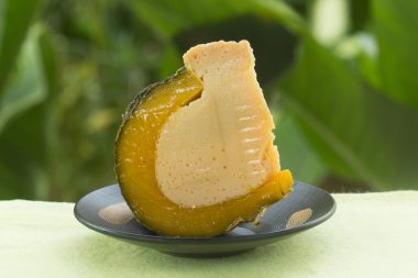 yumurta kremalı balkabağı içinde yarısı