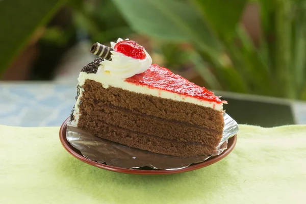 Chocolate cake with strawberry jam — Stock Photo, Image