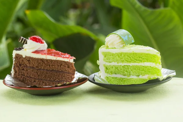 Chokladkaka med jordgubbssylt och Pandan kaka — Stockfoto