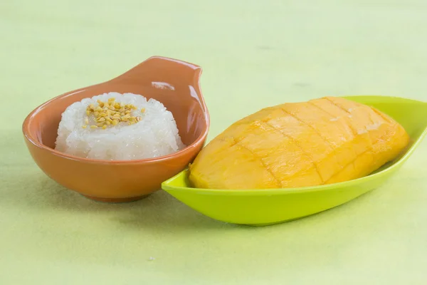 Hindistan cevizi sütü ve mango ve smoothies ile yapışkan pirinç pişmiş — Stok fotoğraf
