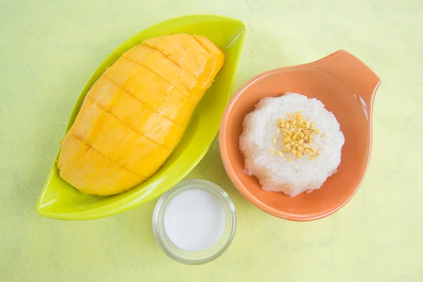 Sticky rice cooked with coconut milk and  mango and smoothies — Stock Photo, Image