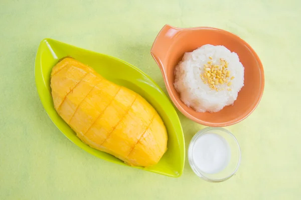 Sticky rice cooked with coconut milk and  mango — Stock Photo, Image