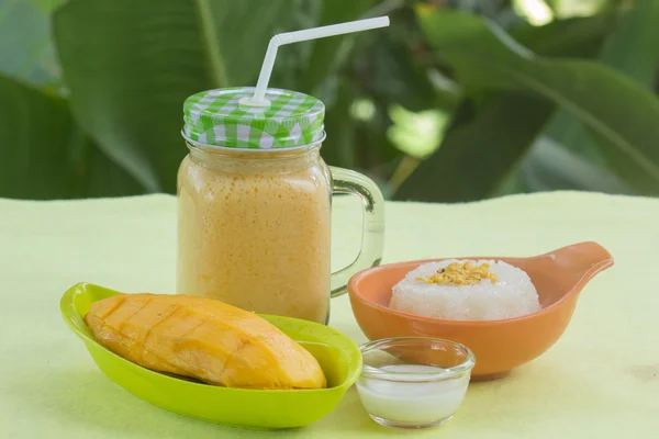 Sticky rice cooked with coconut milk and  mango and smoothies — Stock Photo, Image