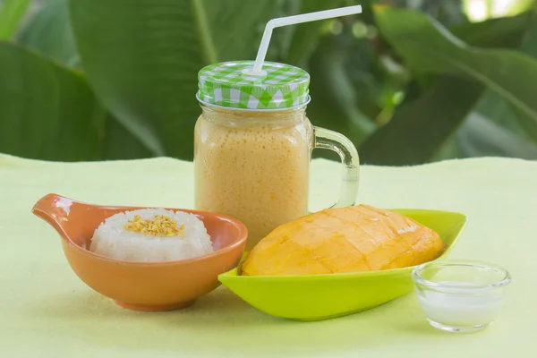 Sticky rice cooked with coconut milk and  mango and smoothies — Stock Photo, Image