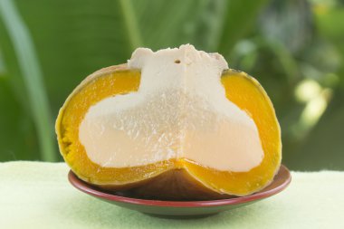 yumurta kremalı balkabağı içinde yarısı 