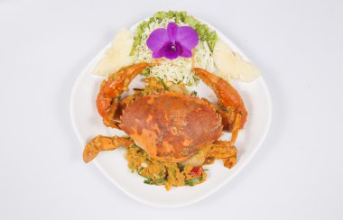 Fried Yengeç sarı köri tozu ile karıştırın 