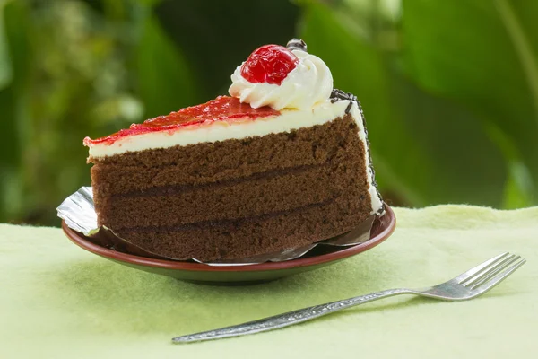 Chocolate cake with strawberry jam — Stock Photo, Image