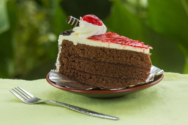Schokoladenkuchen mit Erdbeermarmelade — Stockfoto