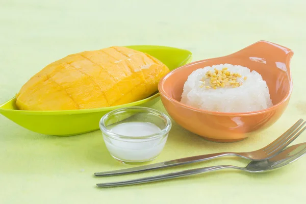 Klibbigt ris kokt med kokosmjölk och mango och smoothies — Stockfoto