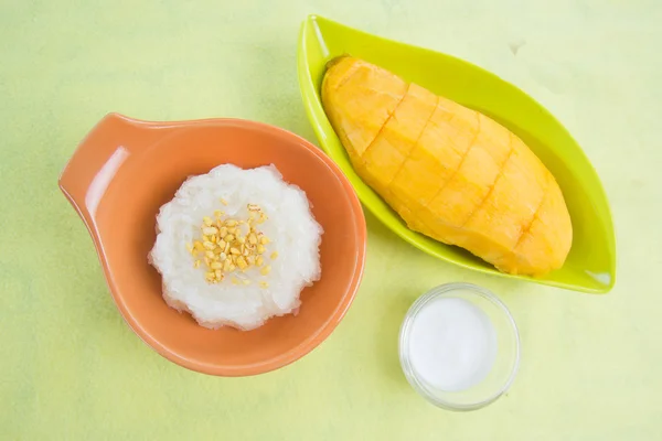 Hindistan cevizi sütü ve mango ile yapışkan pirinç pişmiş — Stok fotoğraf