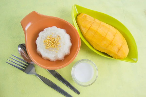 Hindistan cevizi sütü ve mango ile yapışkan pirinç pişmiş — Stok fotoğraf