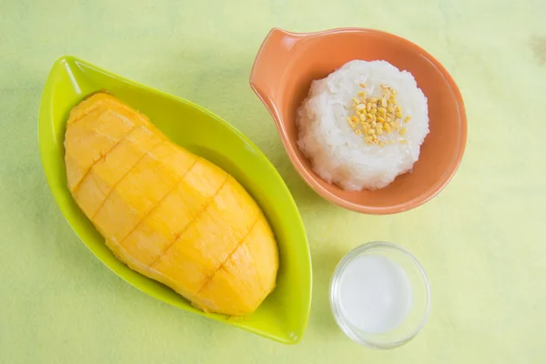 Sticky rice cooked with coconut milk and  mango — Stock Photo, Image