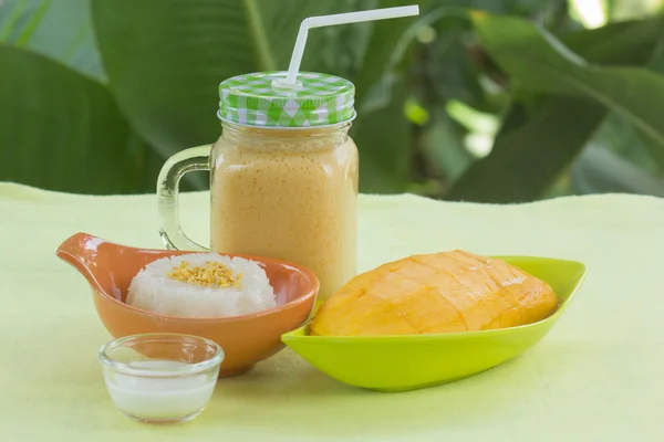 Riz collant cuit avec du lait de coco et des smoothies à la mangue — Photo