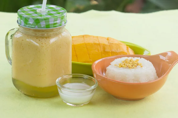 Arroz pegajoso cocido con leche de coco y mango y batidos —  Fotos de Stock