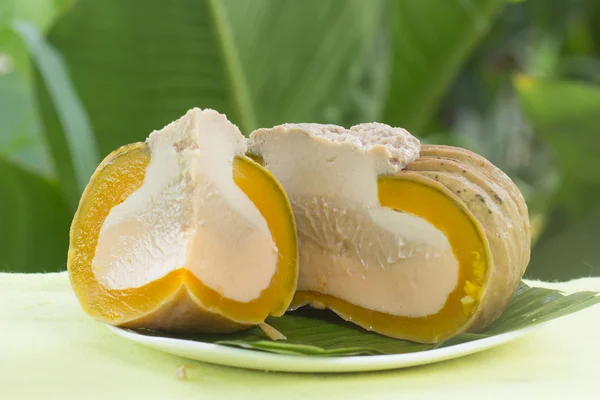 Hälften av ägg vaniljsås i pumpan — Stockfoto