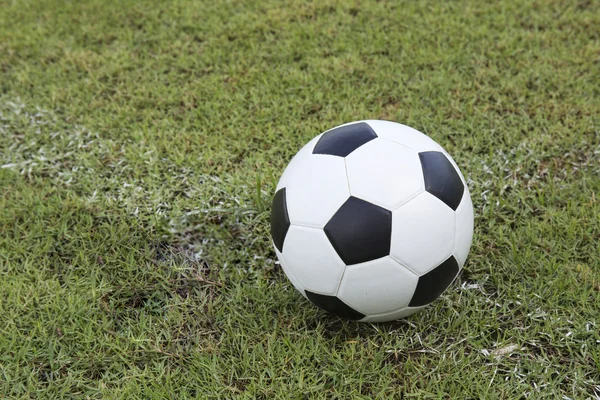 Voetbal op het veld — Stockfoto