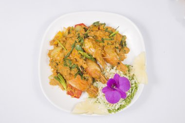 kızarmış karides sarı köri tozu ile karıştırın