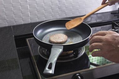 Tavada kızartılmış sığır eti Burger derin 