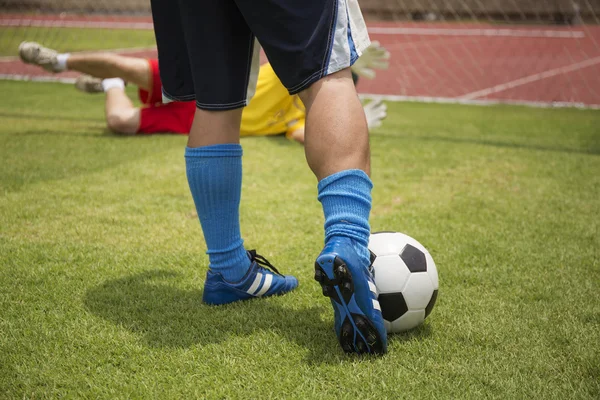 Soccer player körs med boll — Stockfoto