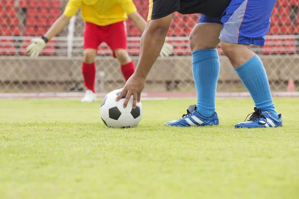 Calcio in preparazione per un tiro di rigore — Foto Stock