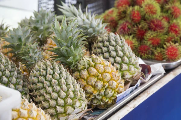 Pine apples in the market — Stock Photo, Image