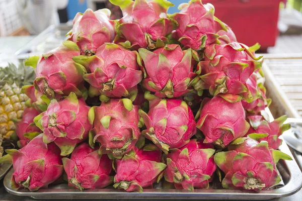 시장에서 생산되는 용설란 열매 — 스톡 사진