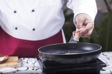 Pastırma spagetti carbonara yemek pan koyarak Şef 