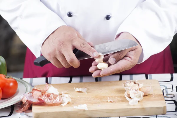 Chef sbucciatura aglio con coltello — Foto Stock