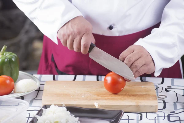 シェフのナイフで調理する前にトマトをカット — ストック写真