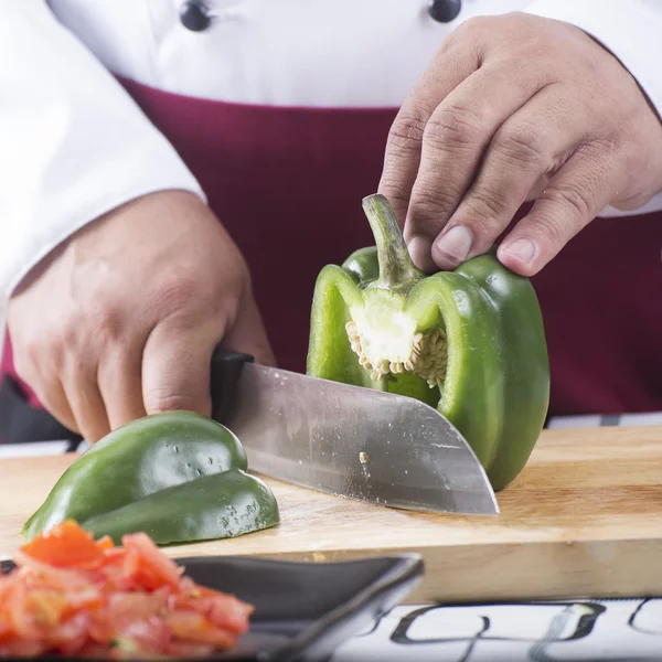 Chef taglio peperone verde con coltello prima della cottura — Foto Stock
