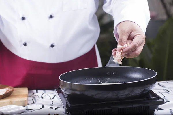 Chef putting bacon to the pan cooking spaghetti carbonara — Stock Photo, Image