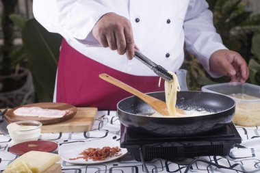 Spagetti pan Maşa ile kaldırdı. 