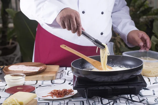 Spaghetti sollevati sul tegame con pinze — Foto Stock