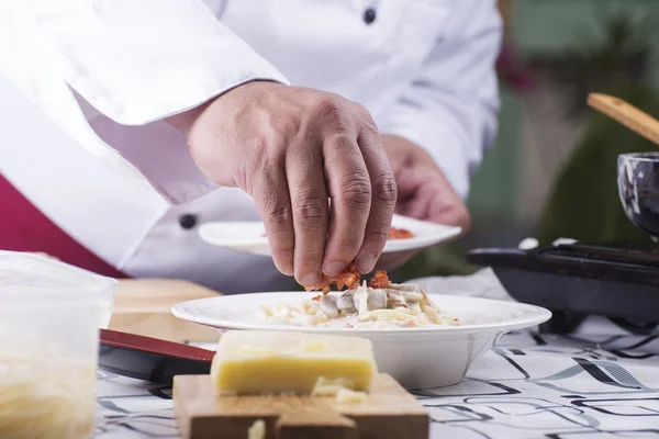 Chef-kok ingericht Spaghetti carbonara met cryspy spek — Stockfoto