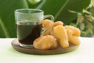 derin kızarmış hamur sopa ile siyah kahve