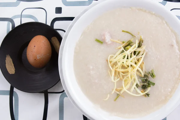 Bouillie chinoise gruau de riz dans un bol — Photo