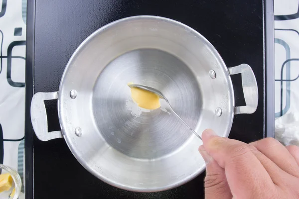 Chef poniendo mantequilla en la sartén antes de cocinar —  Fotos de Stock