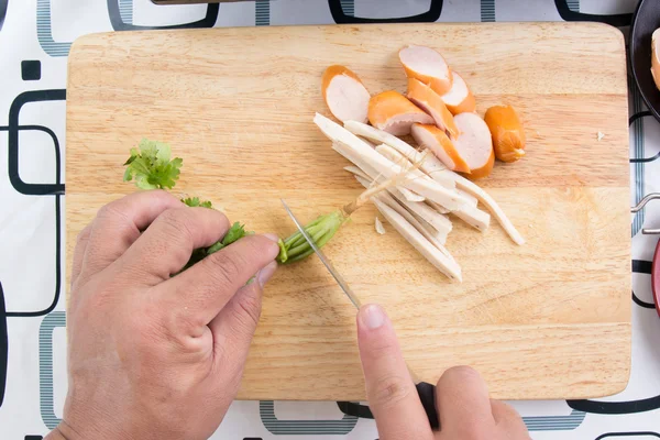 厨师用刀砍香菜 — 图库照片