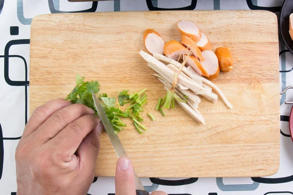 厨师用刀砍香菜 — 图库照片