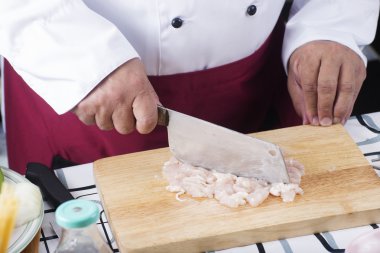 Şef doğrama tavuk pişirmeden önce hazırlanmış 