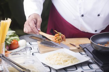 Şef tavuk sos spagetti için plaka üzerinde koyarak. 