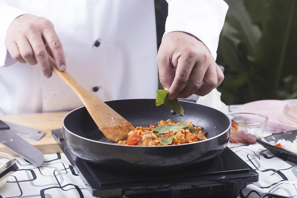 요리 스파게티 치킨 소스 팬에 넣고 바 질 요리사 — 스톡 사진