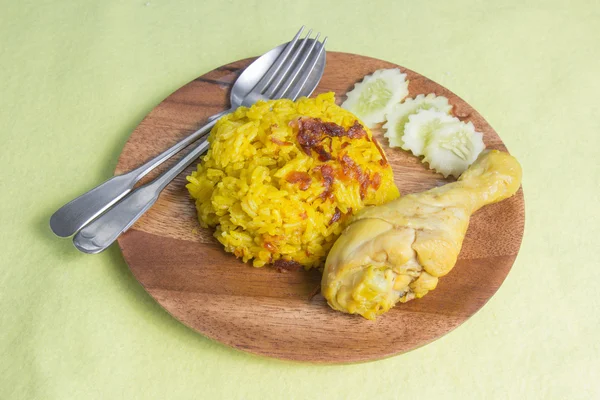 Muslim yellow rice with chicken — Stock Photo, Image