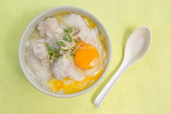 Reisbrei in Schüssel mit Schweinefleisch — Stockfoto