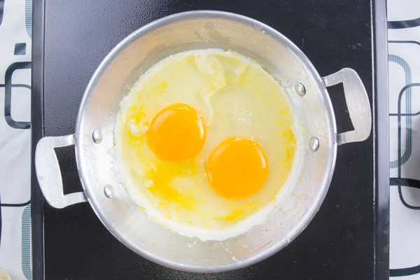 Fried egg in pan