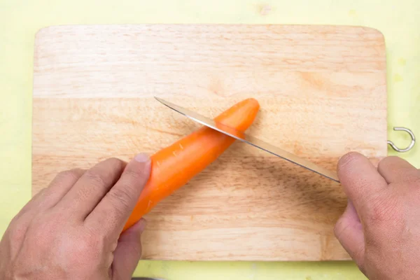 Chef memotong wortel di papan kayu — Stok Foto