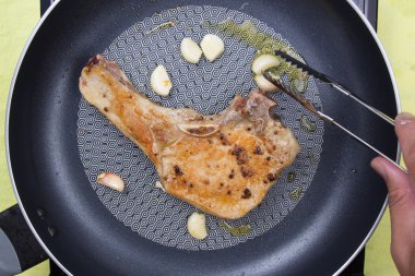 Şef Porkchop tavada pişirme