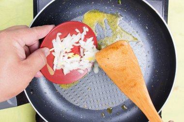 soğan sos yemek pişirmek için koyarak Şef