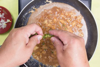 Şef yeşil biber Sos yemek pişirmek için