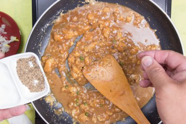 sos yemek pişirmek için biber koyarak Şef